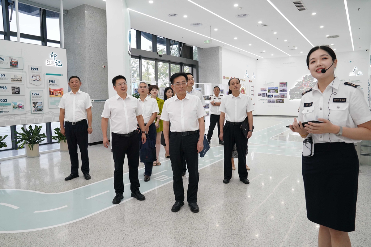 2024.9.11-1何宇健（左二）、薛佳平（左三）（水若石攝）.jpg